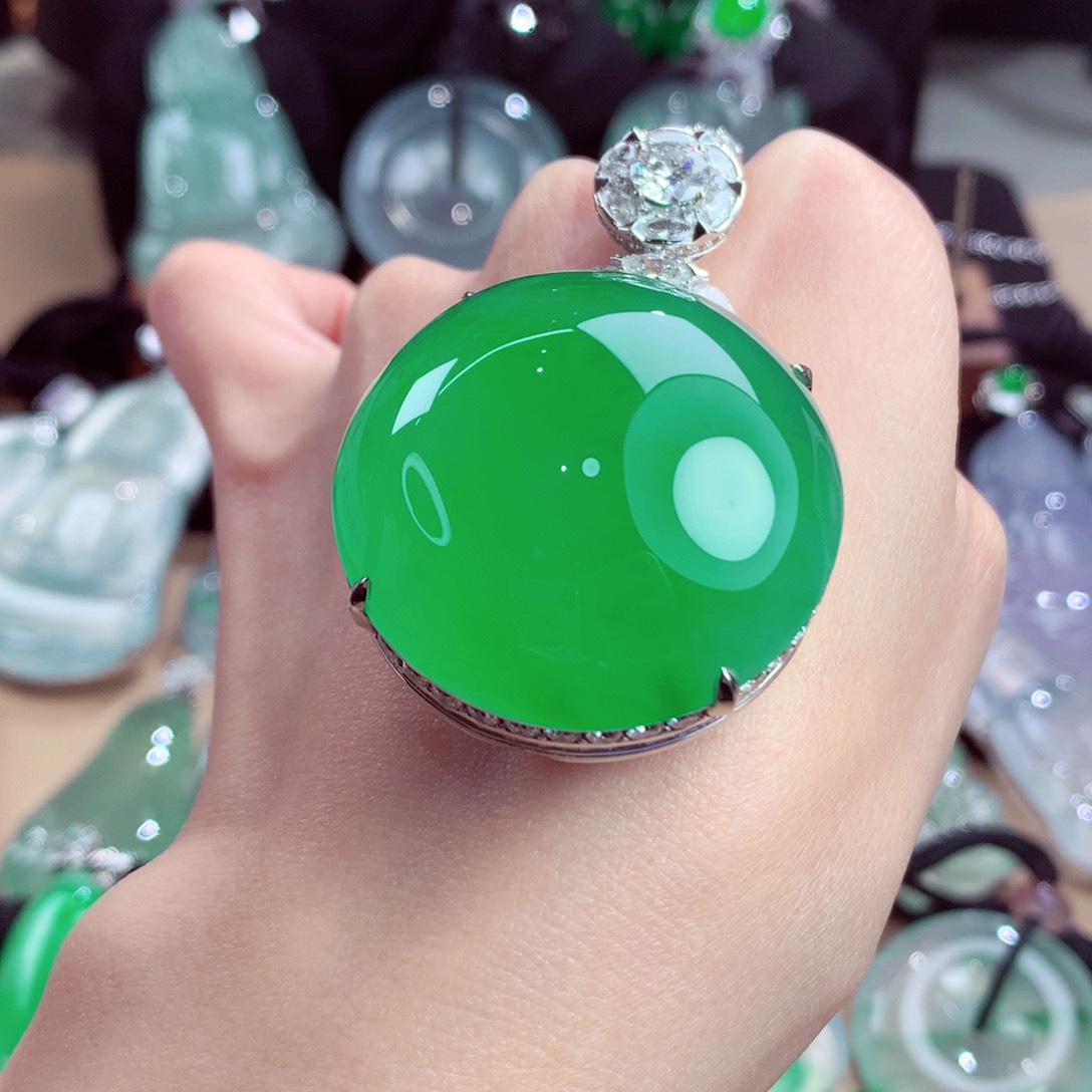 颈饰18K金镶嵌翡翠定金10万 总价咨询客服