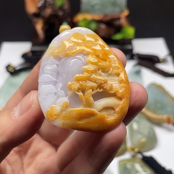 翡翠未镶嵌颈饰山水