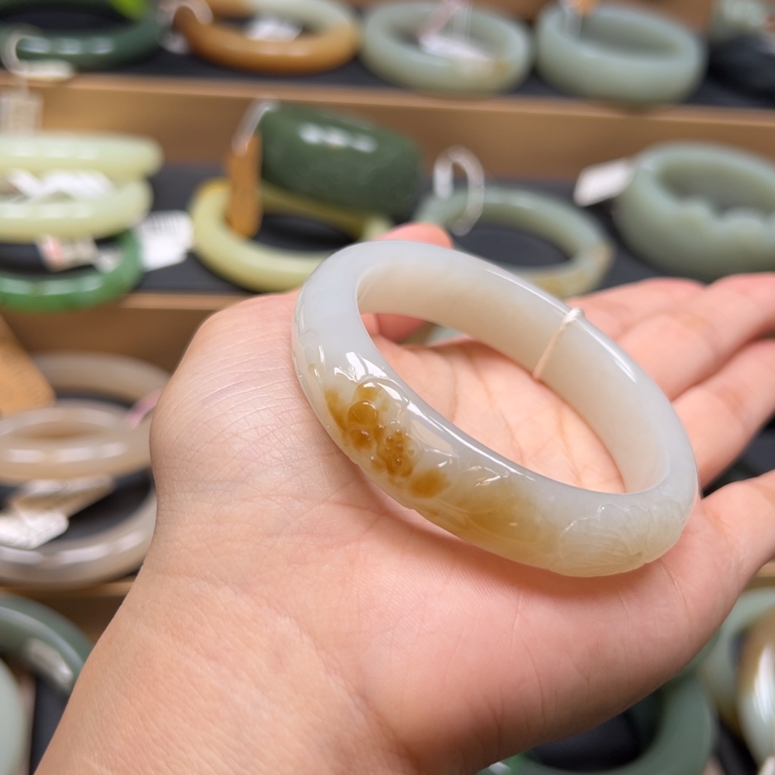 米***妈和田玉未镶嵌手镯