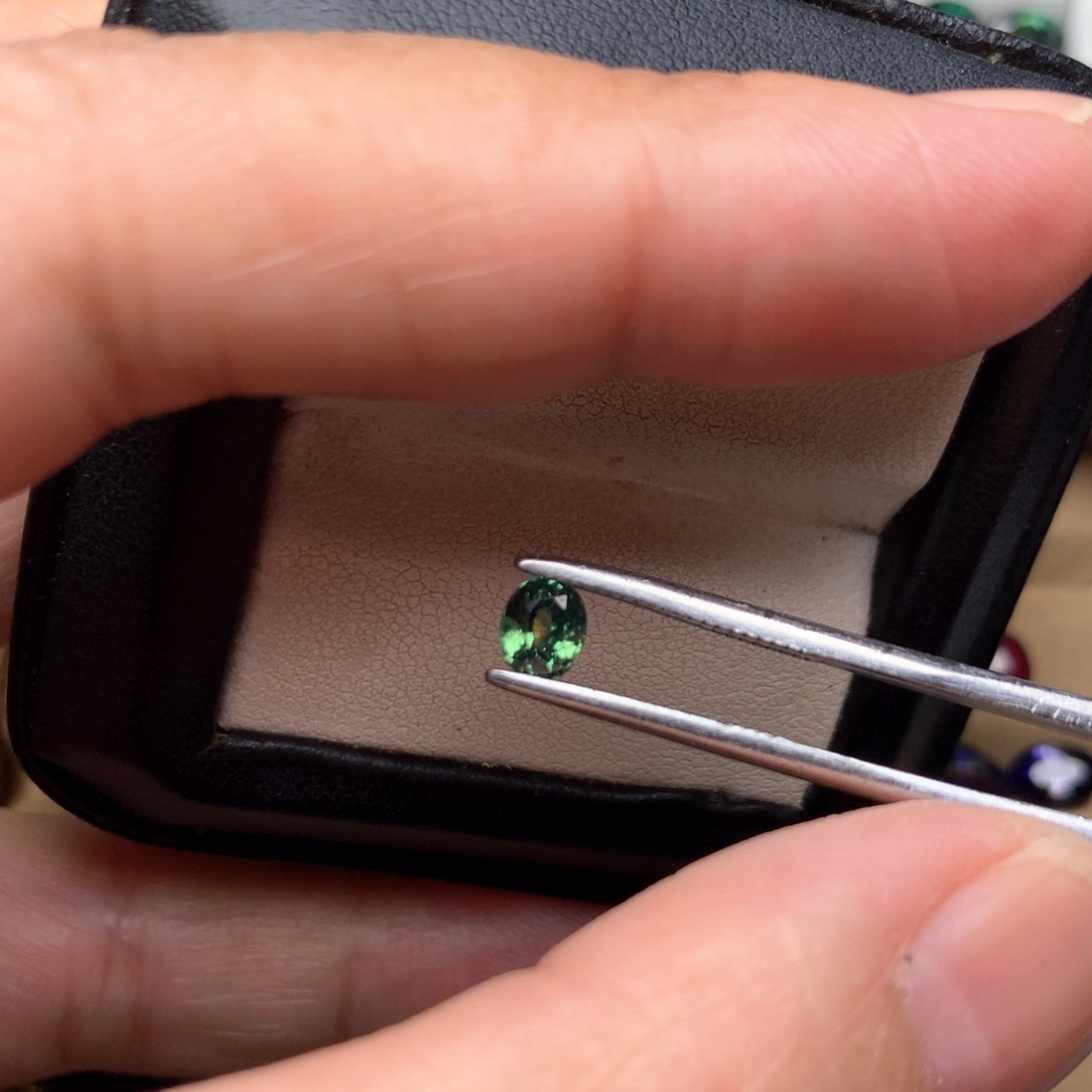 蓝宝石裸石未镶嵌