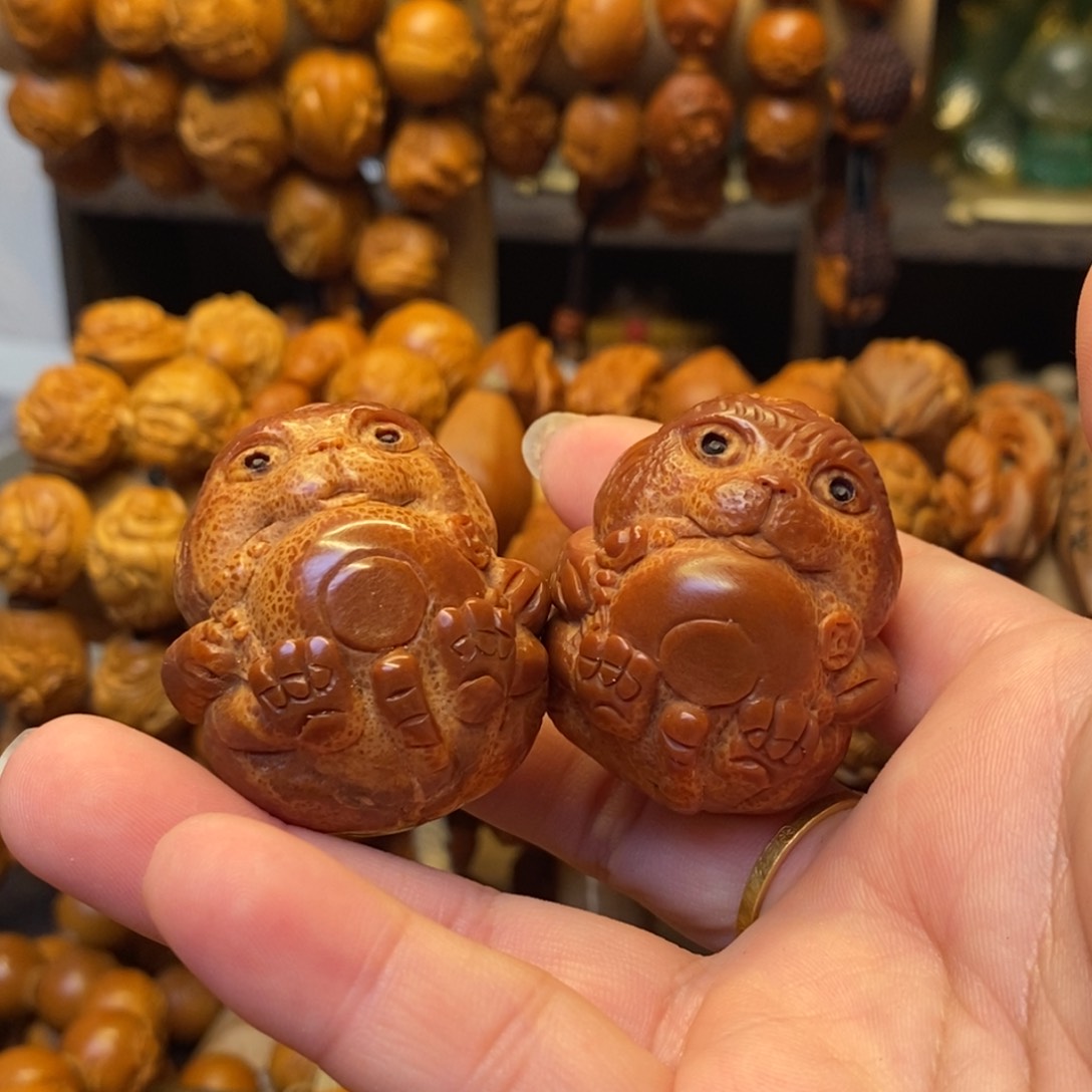 橄榄核把件干饭虎