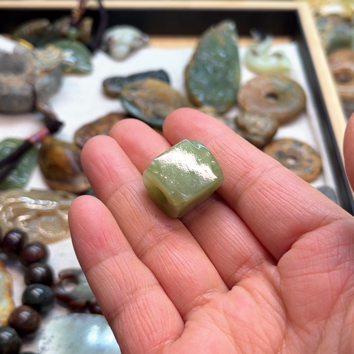 岫岩河磨玉（透闪石质玉）把件未镶嵌太**春