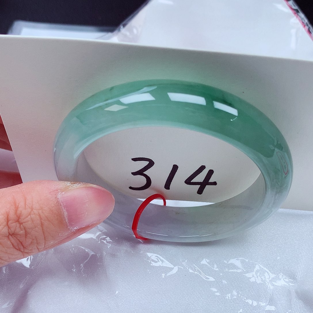 翡翠手镯未镶嵌翡翠