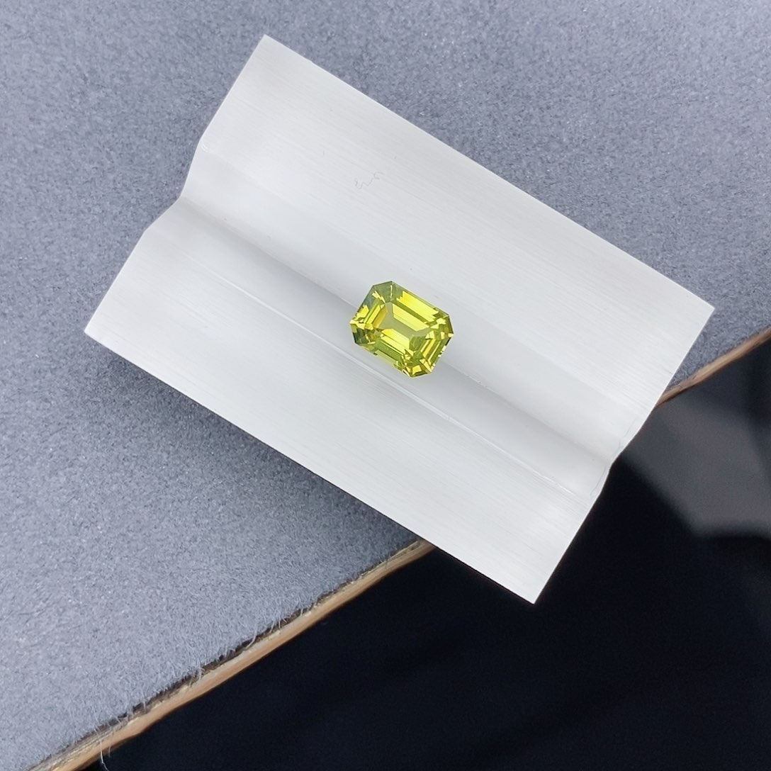 金绿宝石裸石未镶嵌1.56ct荧光笔