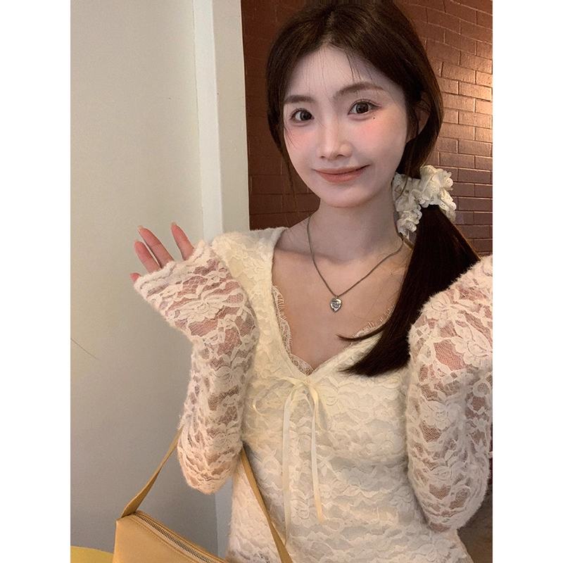 春秋季内搭打底衫女2025新款蕾丝t恤v领长袖独特绝美小上衣镂空