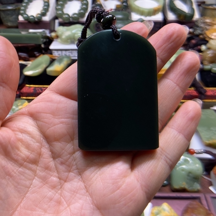 吊坠(赠链)未镶嵌岫岩老玉（透闪石质玉）小*匪