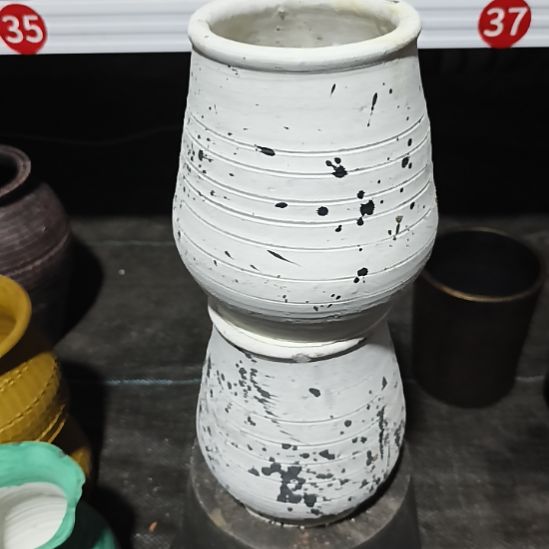 白色泼墨平口口径12高度1到手两个底部有孔