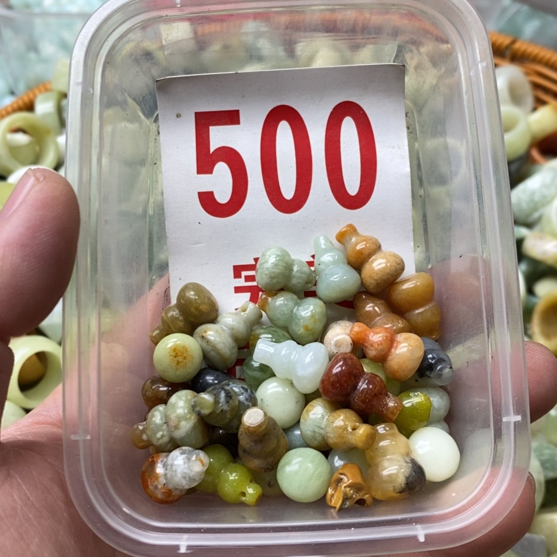 蛇纹石玉挂坠未镶嵌