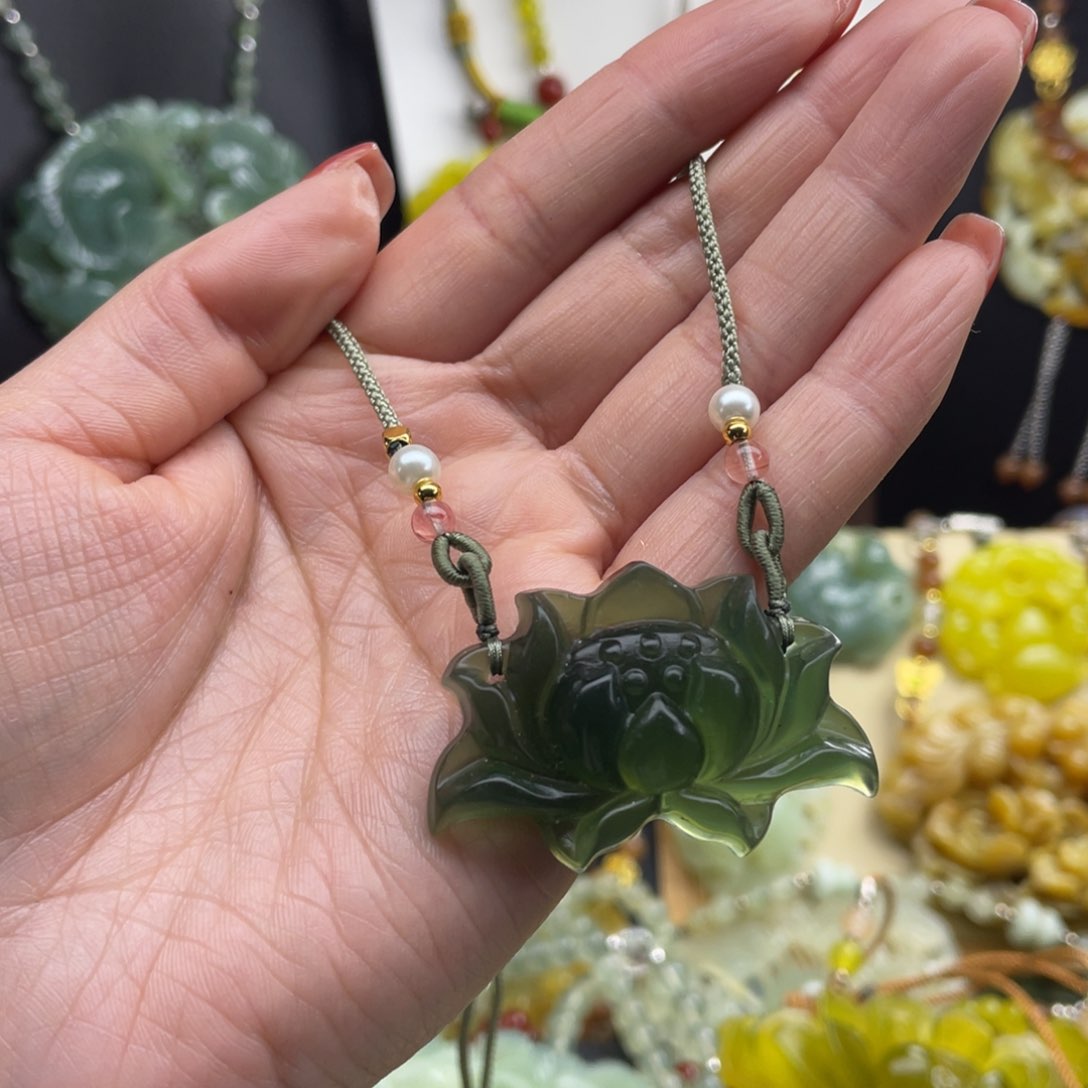 未镶嵌蛇纹石玉颈饰