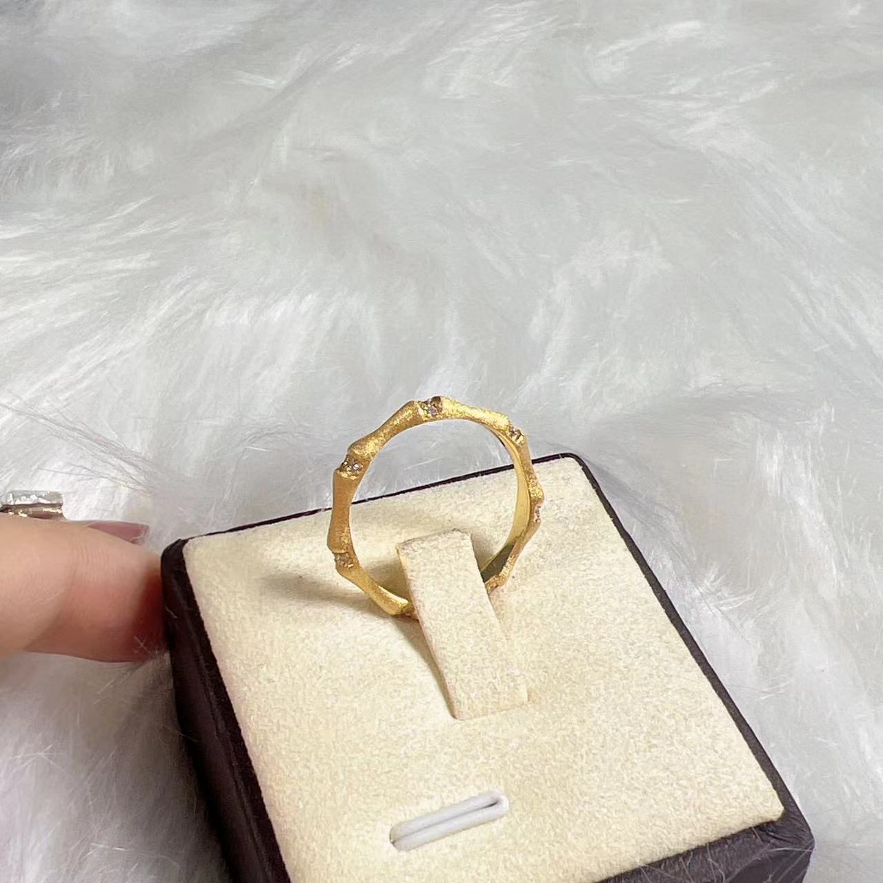 南非18A u婚戒 竹节排戒黄金色.B