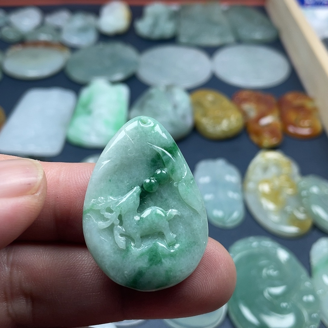 翡翠未镶嵌颈饰梅花鹿