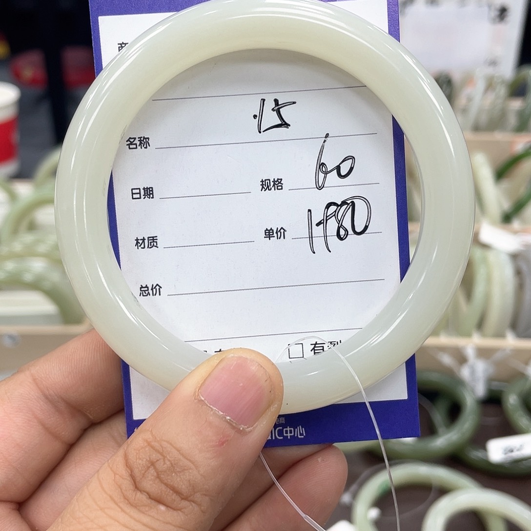 和田玉手镯未镶嵌臭**°