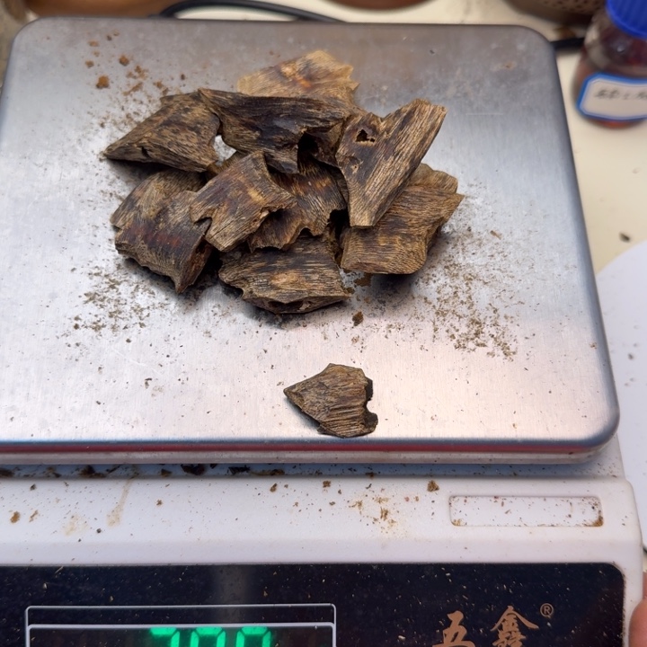 持***明沉香沉香碎屑海南白奇块料30克