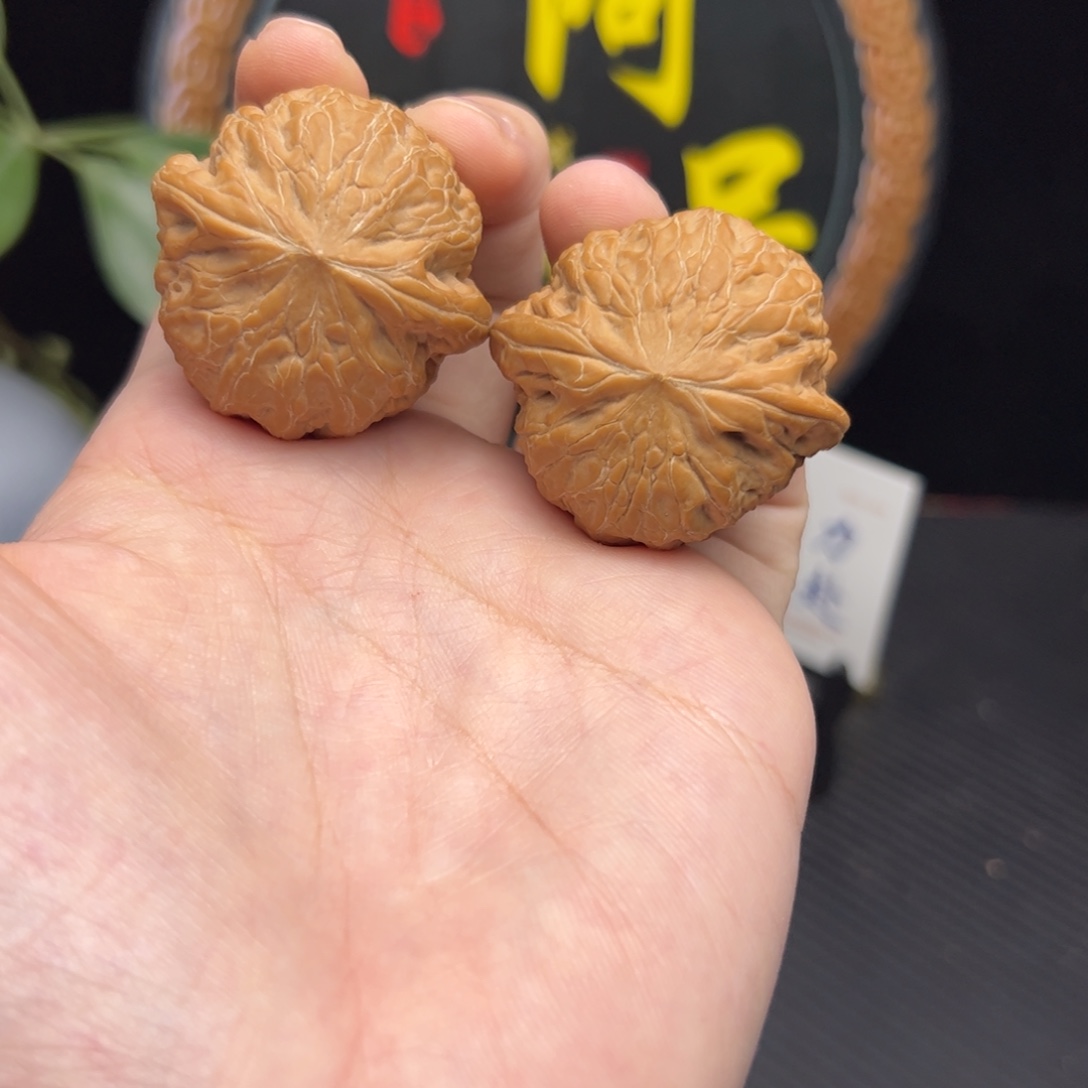 燕***師把件文玩核桃铁锤有黄，差1尺，介意勿拍