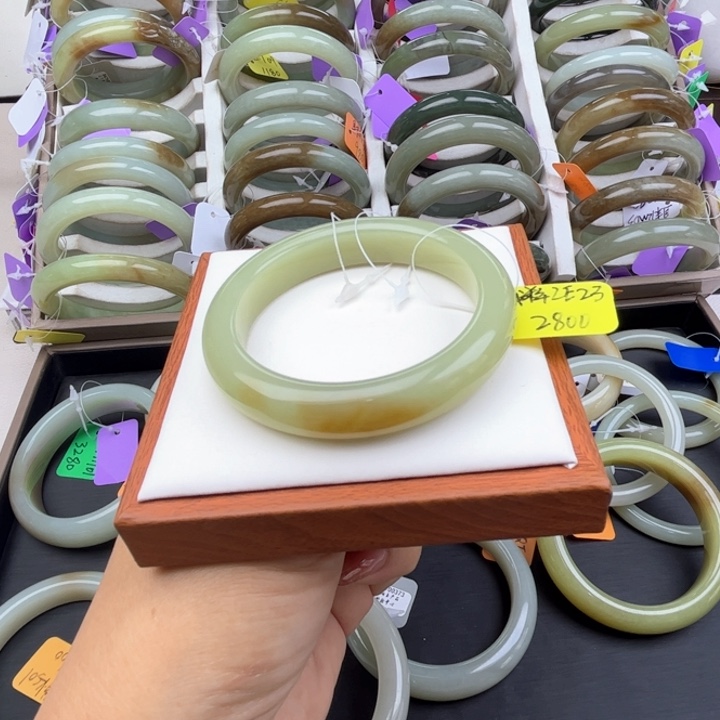 未镶嵌手镯和田玉七月