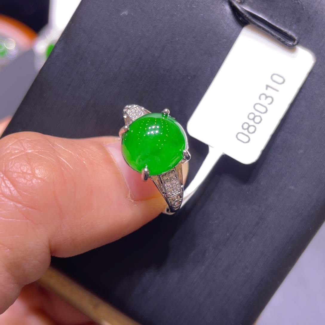 翡翠未镶嵌颈饰戒指