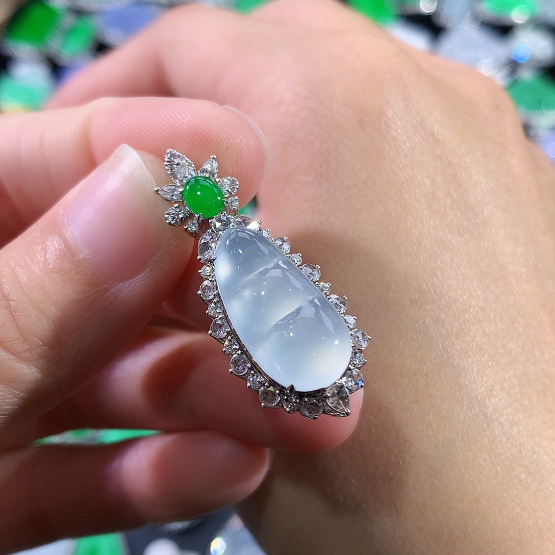 翡翠18K金镶嵌颈饰