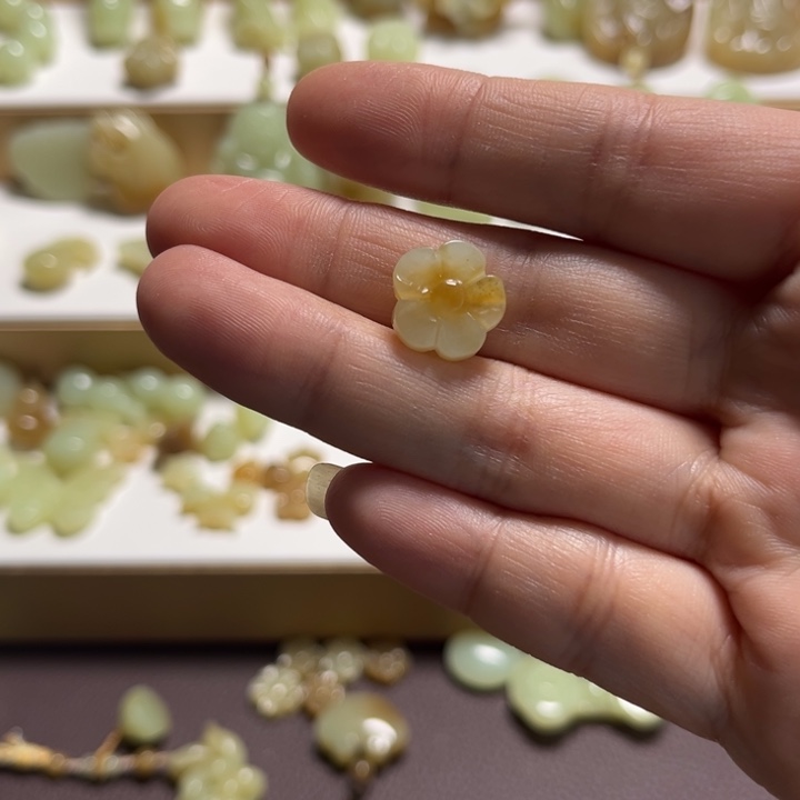 柚***子和田玉未镶嵌颈饰