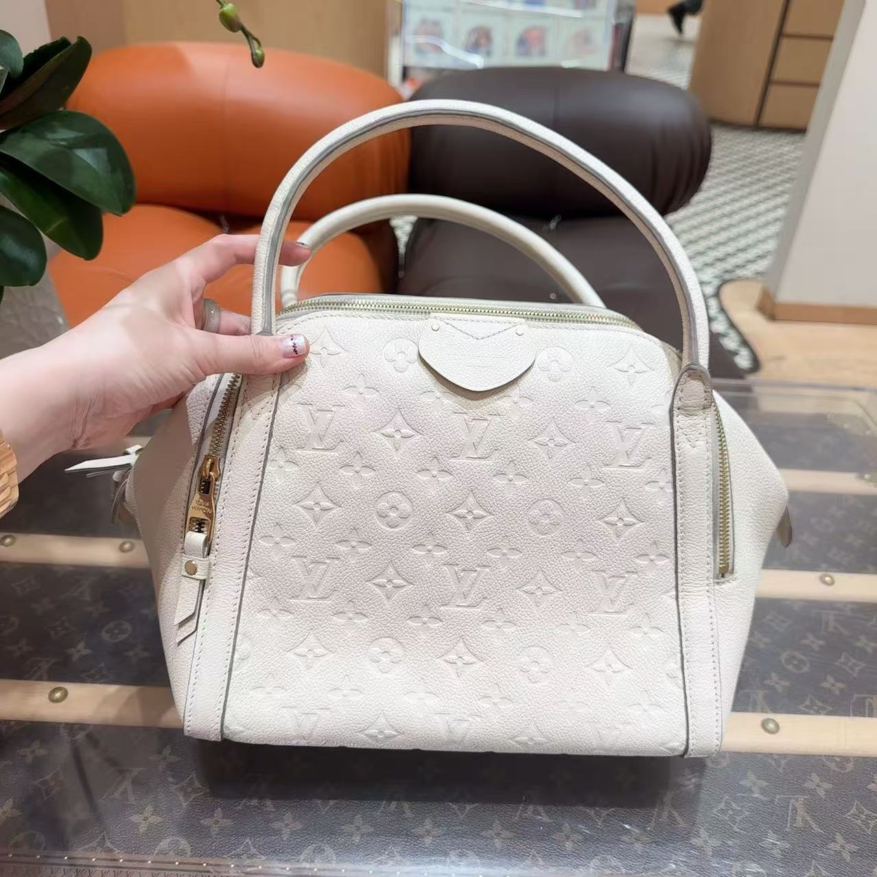 95新 LouisVuitton/路易威登  19/白色全皮压纹logo手提单肩包