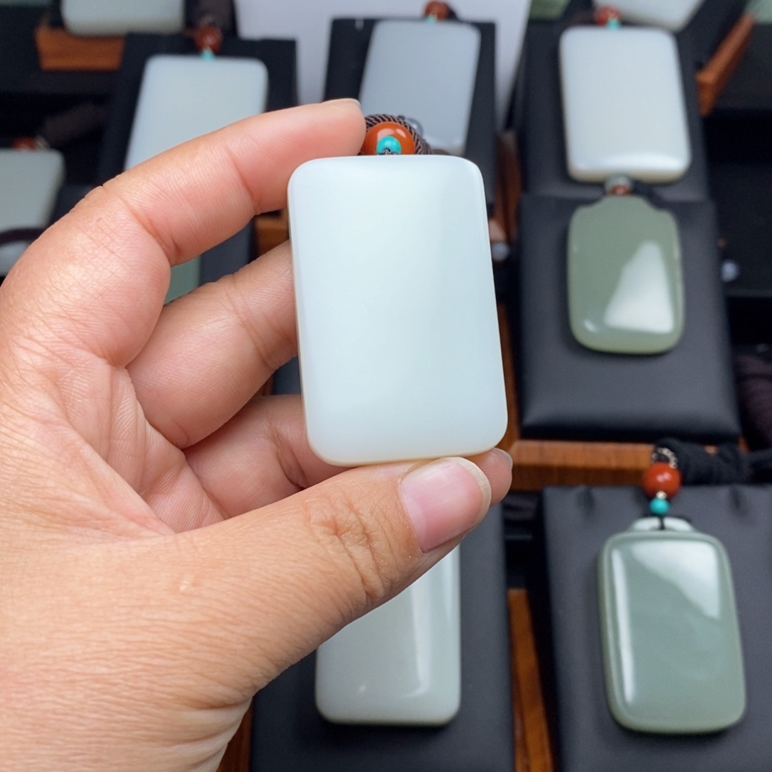 和田玉颈饰未镶嵌万**愈