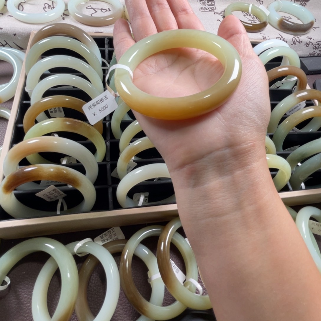 和田玉未镶嵌手镯