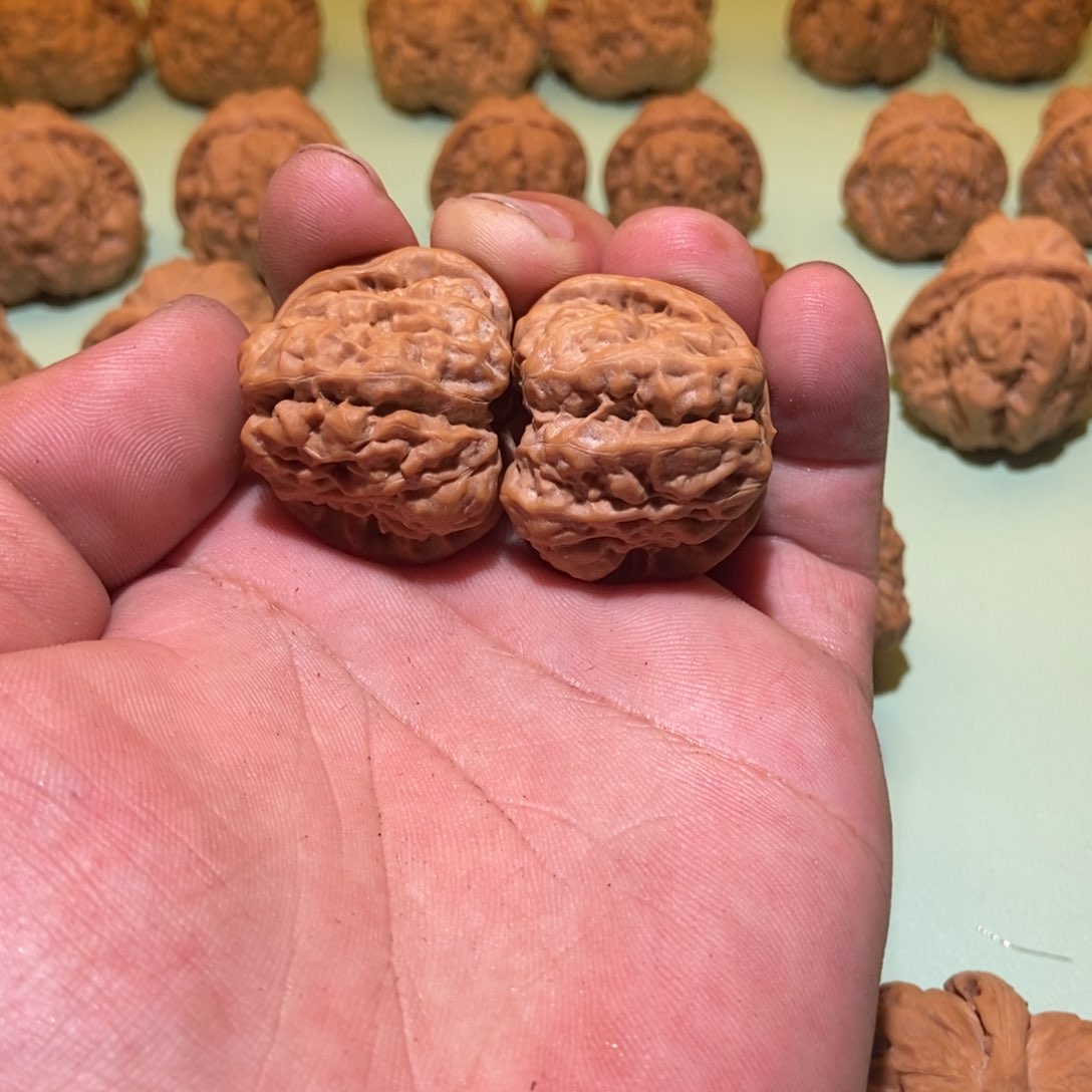 文玩核桃吊坠不**菜蛤蟆头35一对