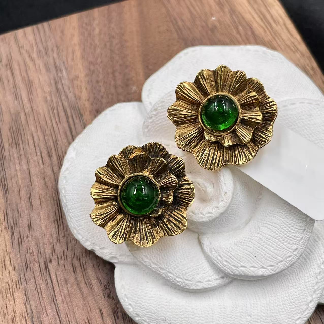 95新 Chanel/香奈儿 香奈儿绿琉璃山茶花耳夹/jm01036