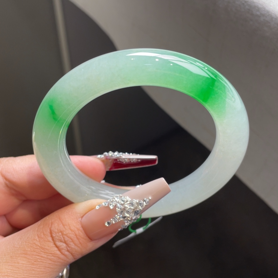 翡翠未镶嵌手镯【气候强推】冰飘阳绿圆条手镯