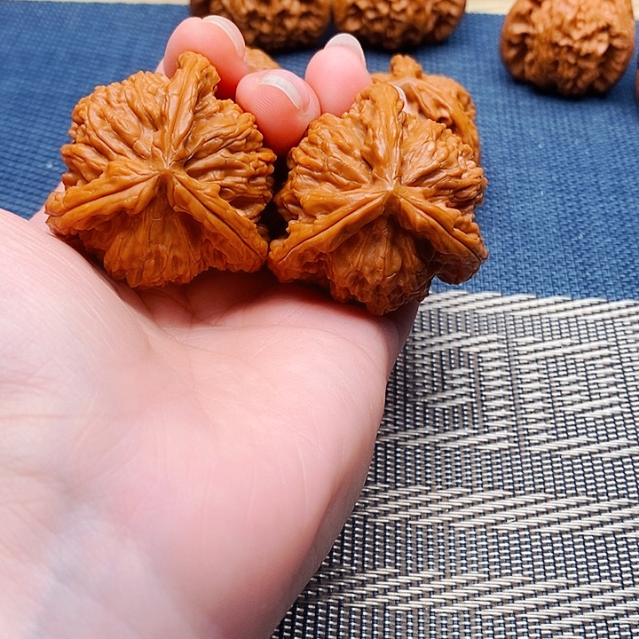 张***友文玩核桃吊坠三棱