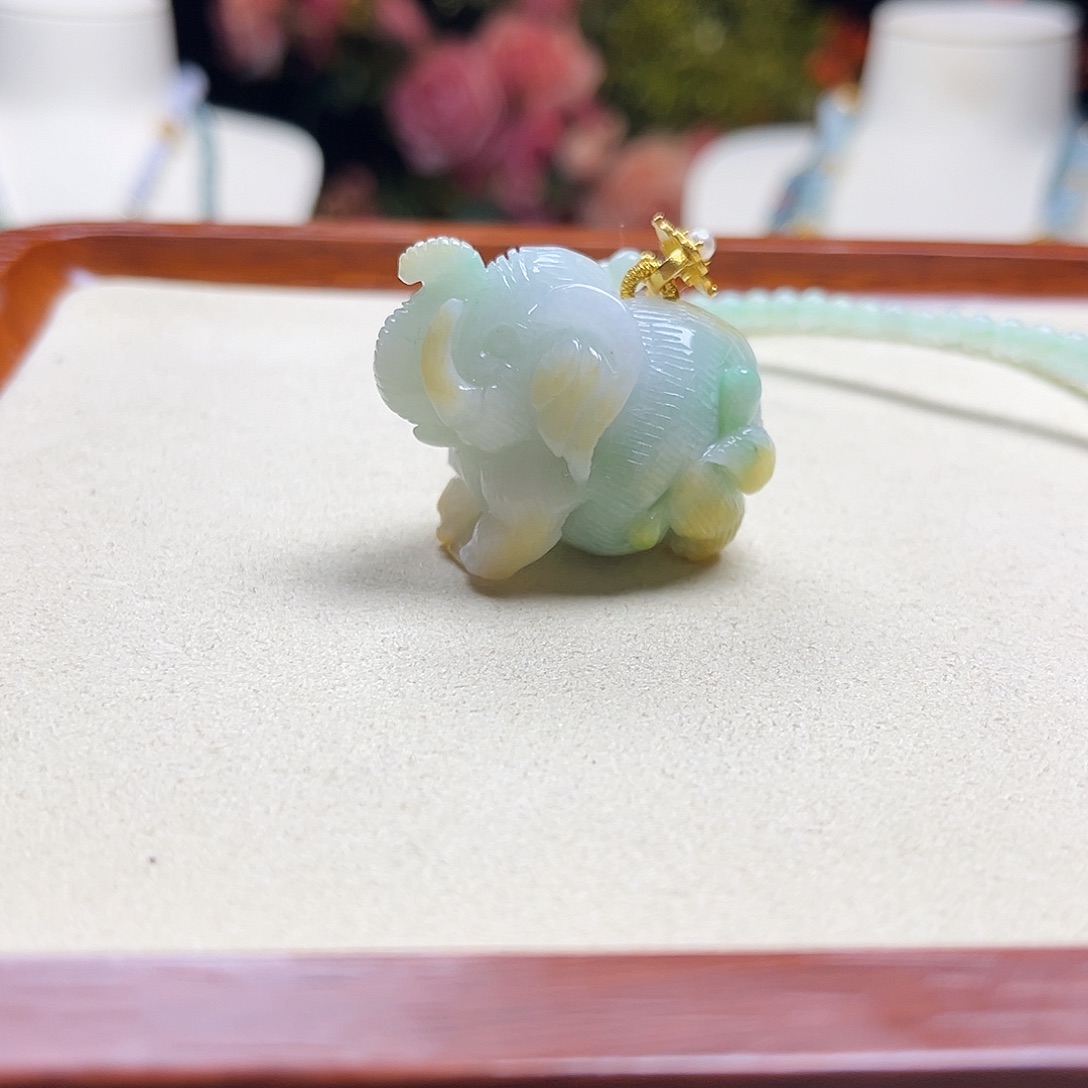 翡翠颈饰未镶嵌大象