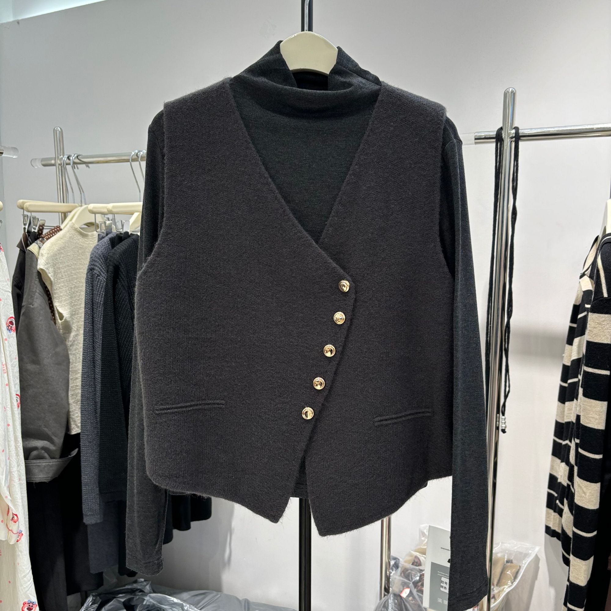 斜排扣针织马甲背心打底衫两件套2025V领马甲堆堆领叠穿上衣套装