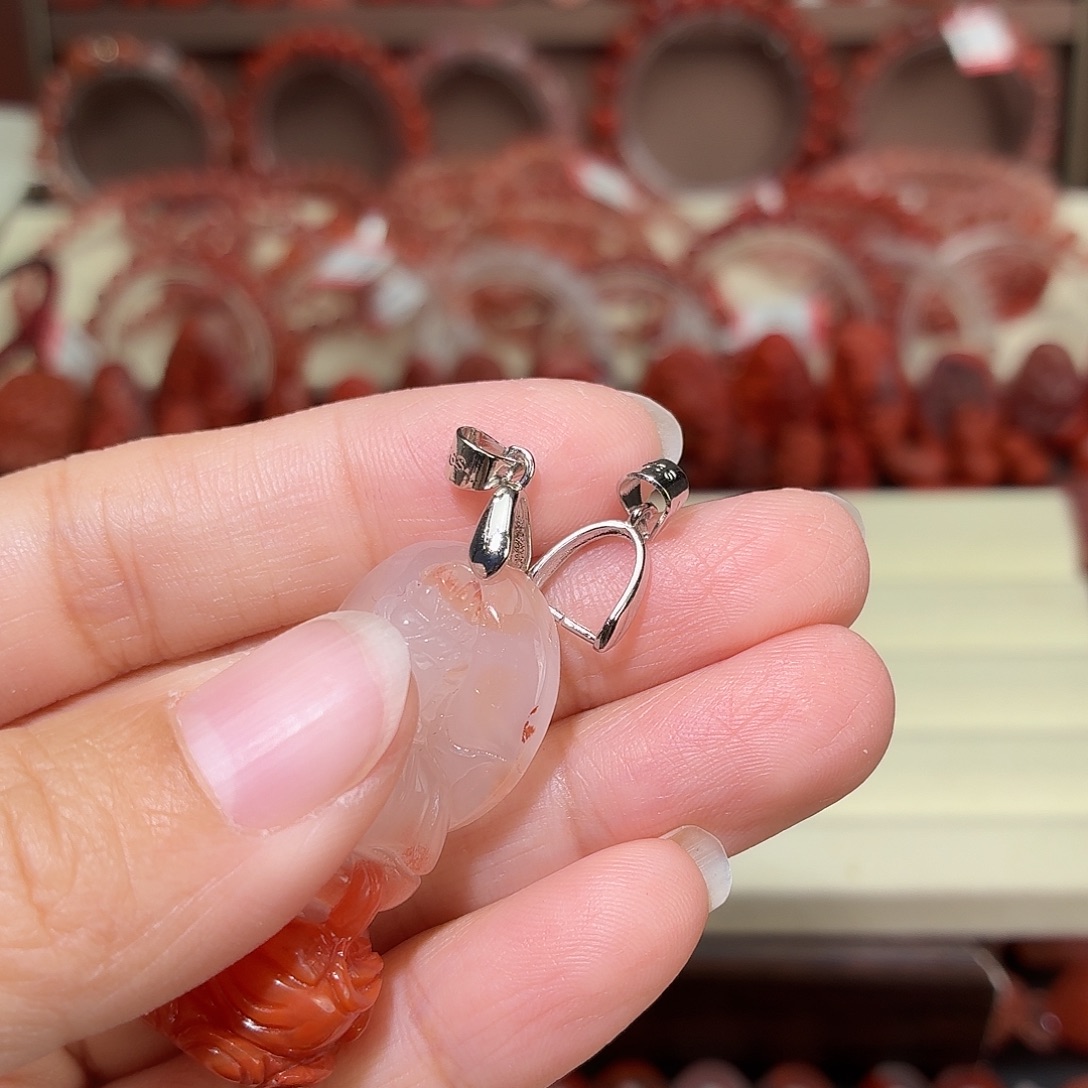 狄***乐南红玛瑙未镶嵌颈饰