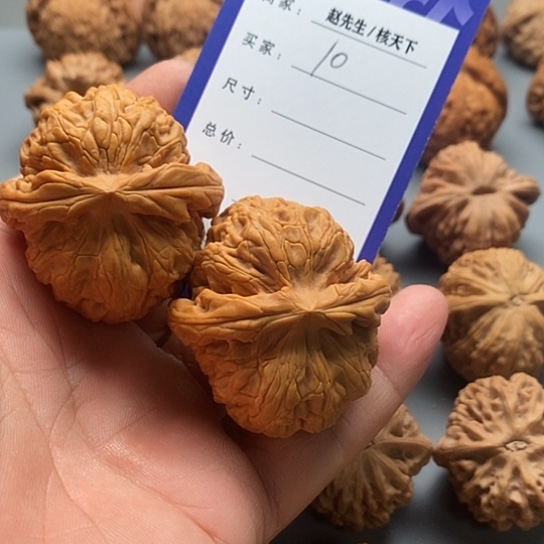 文玩核桃把件如****哥红锦鲤