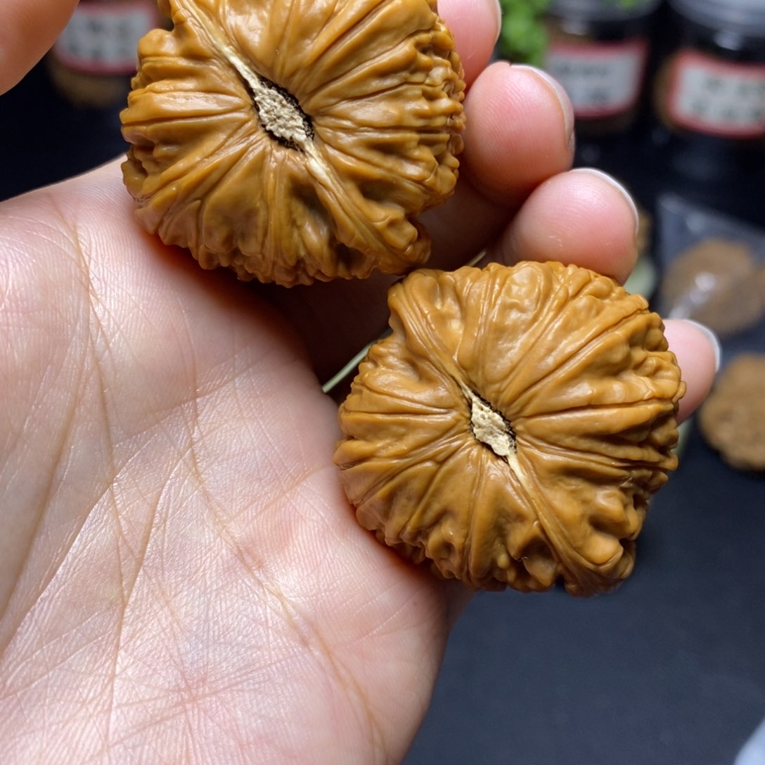 文玩核桃吊坠右**龙球白