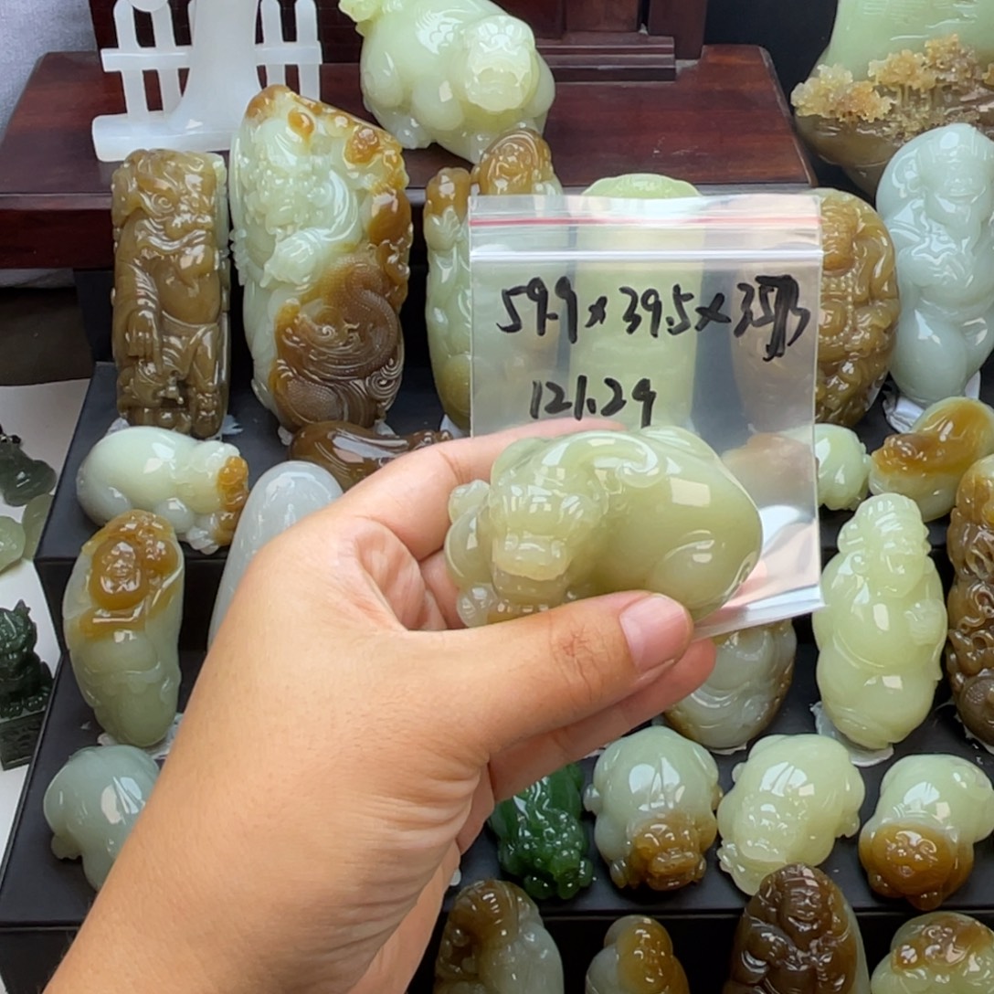 泓***）颈饰未镶嵌和田玉