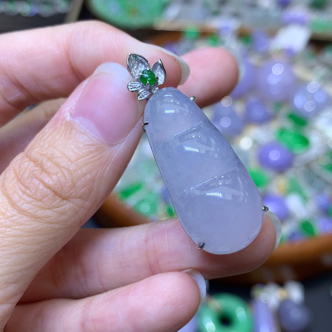 颈饰18K金镶嵌翡翠