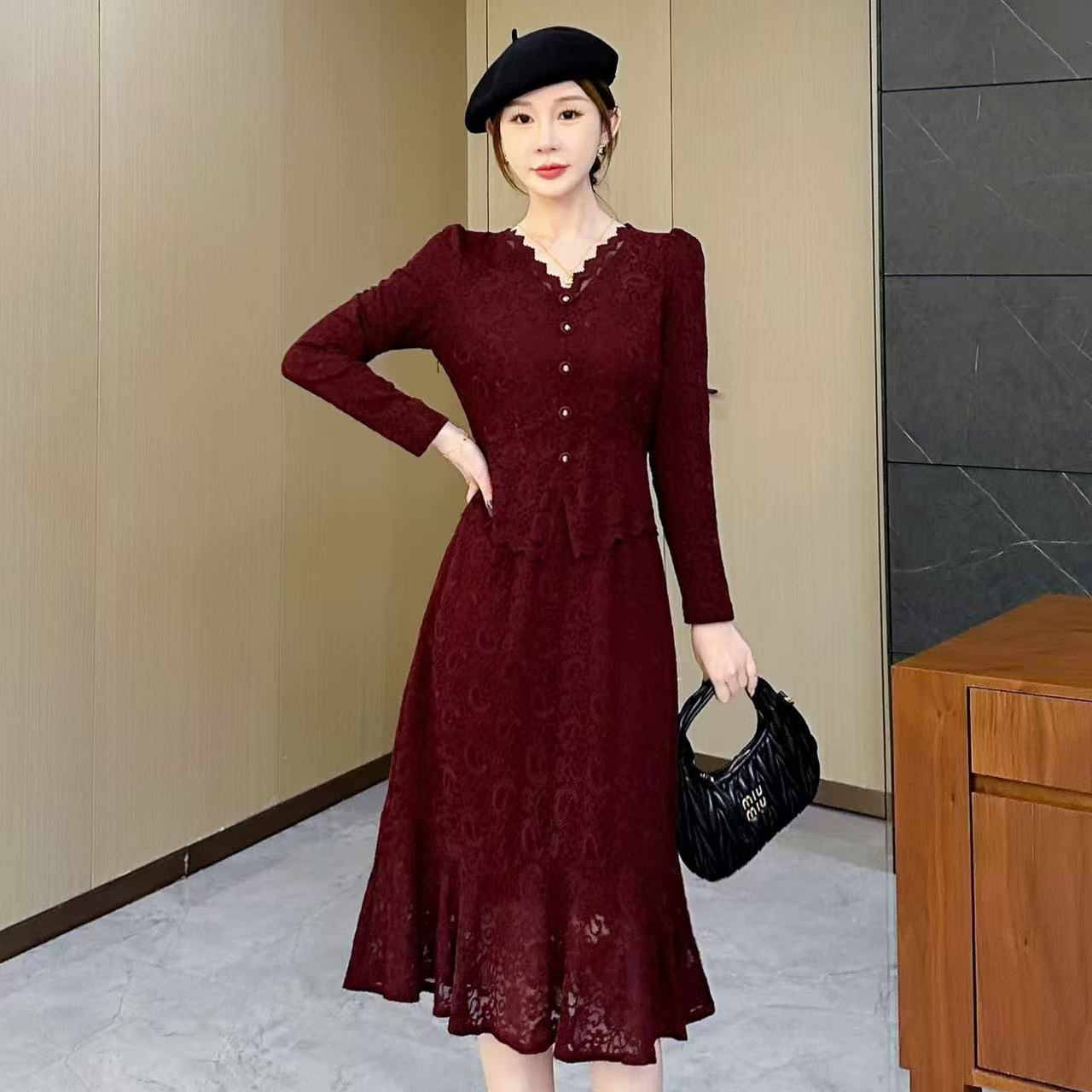 冬季新款小香风气质V领加绒加厚长袖蕾丝包臀半裙两件套