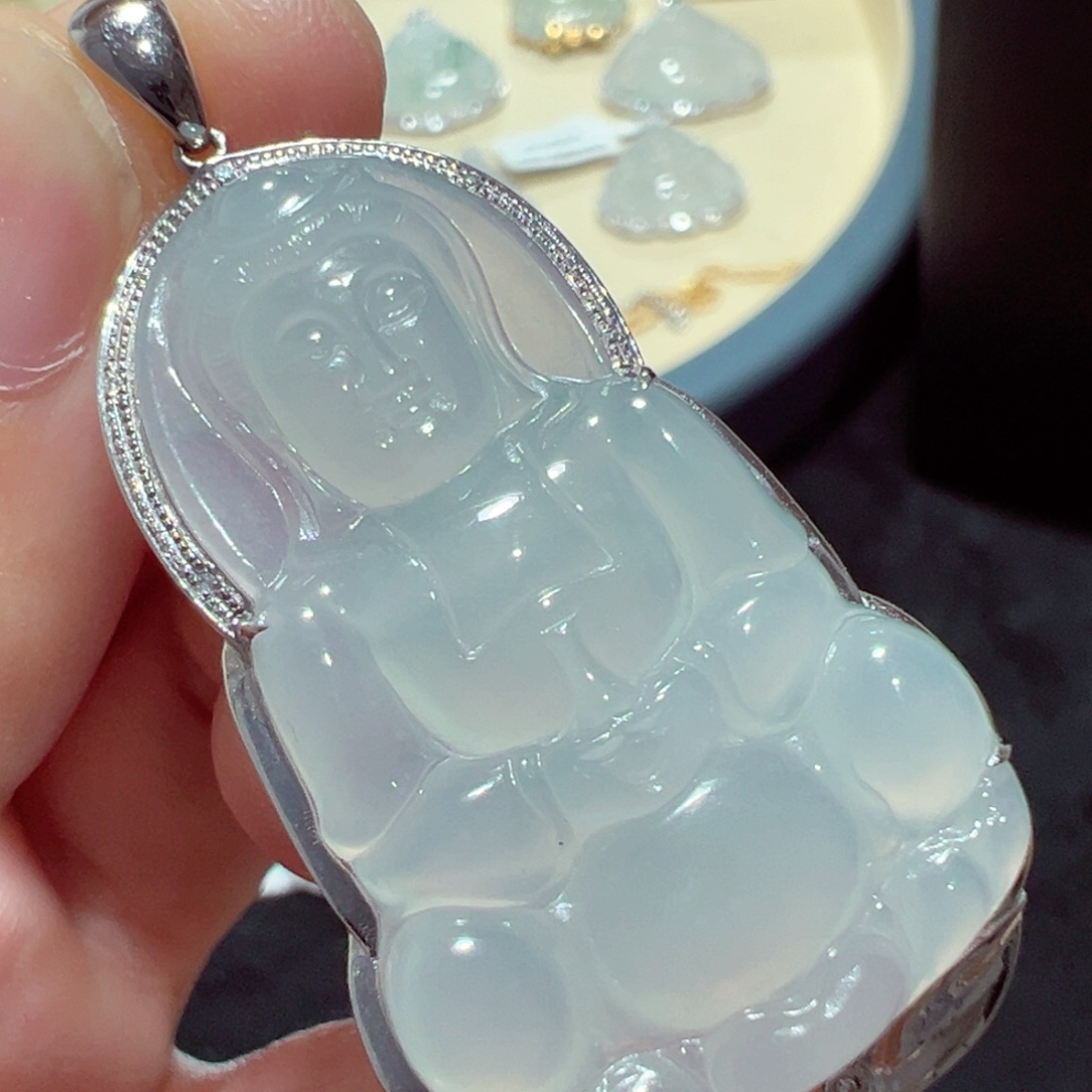 翡翠18K金镶嵌颈饰吊坠