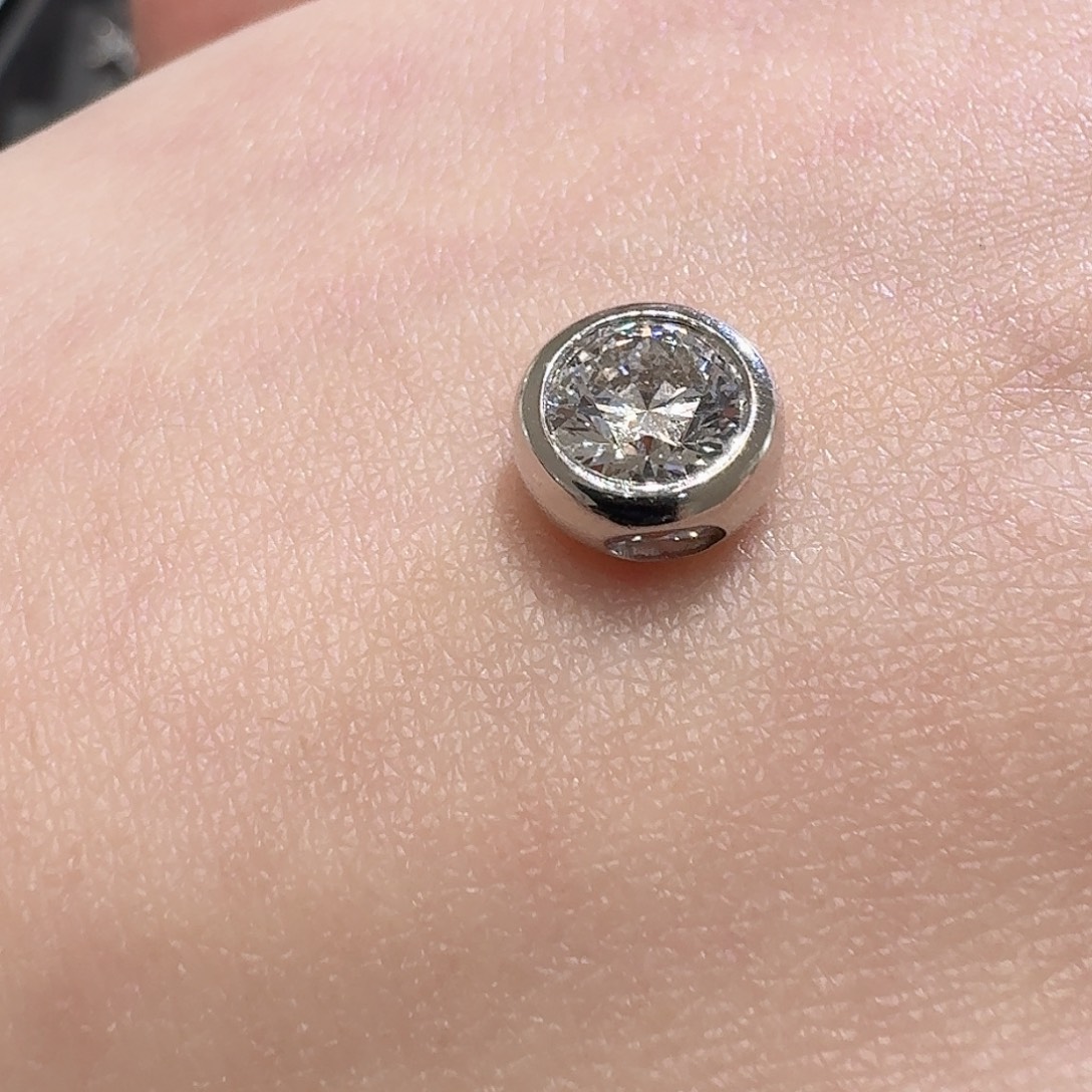 格***格颈饰18K金镶嵌实验室培育钻石