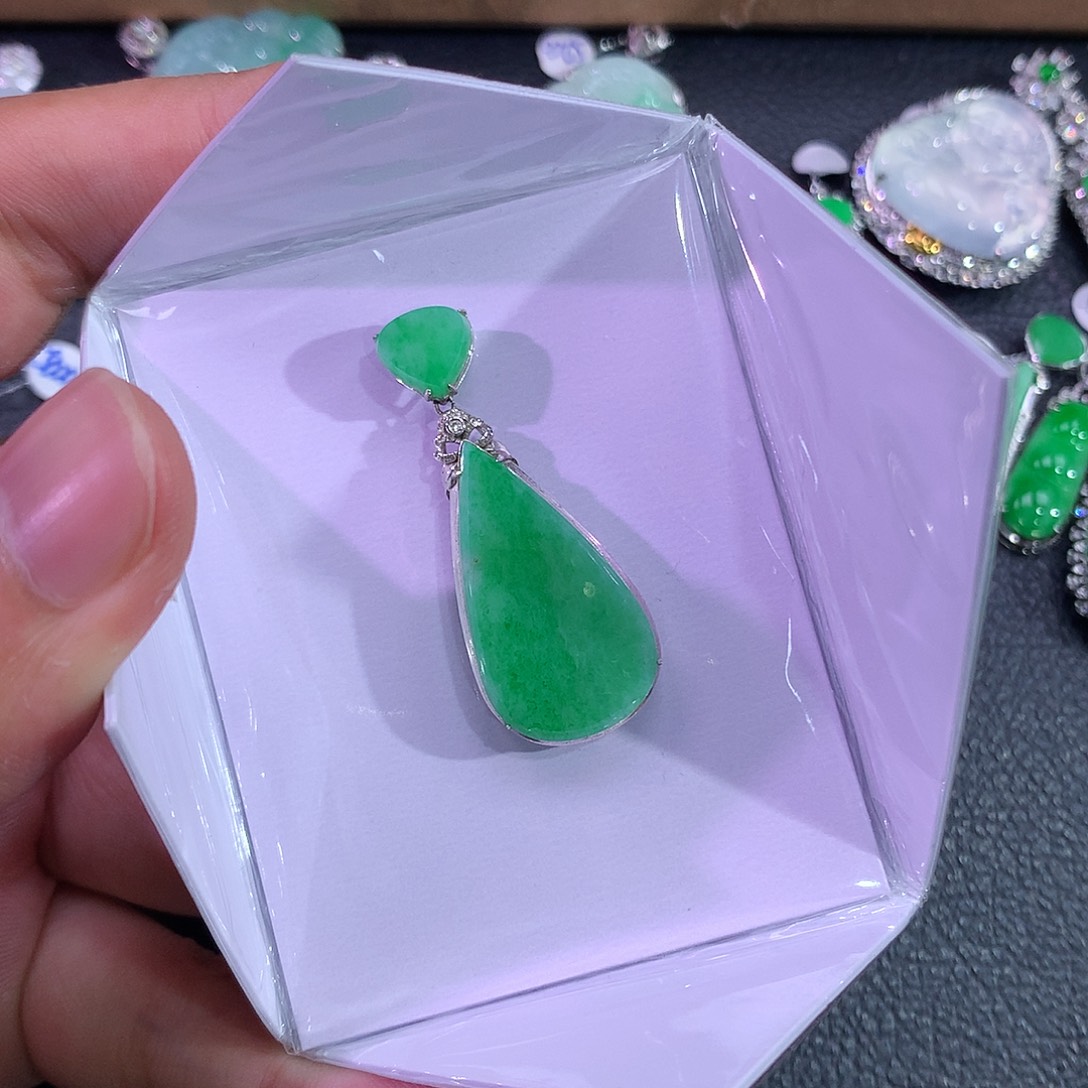 翡翠吊坠(赠链)18K金镶嵌