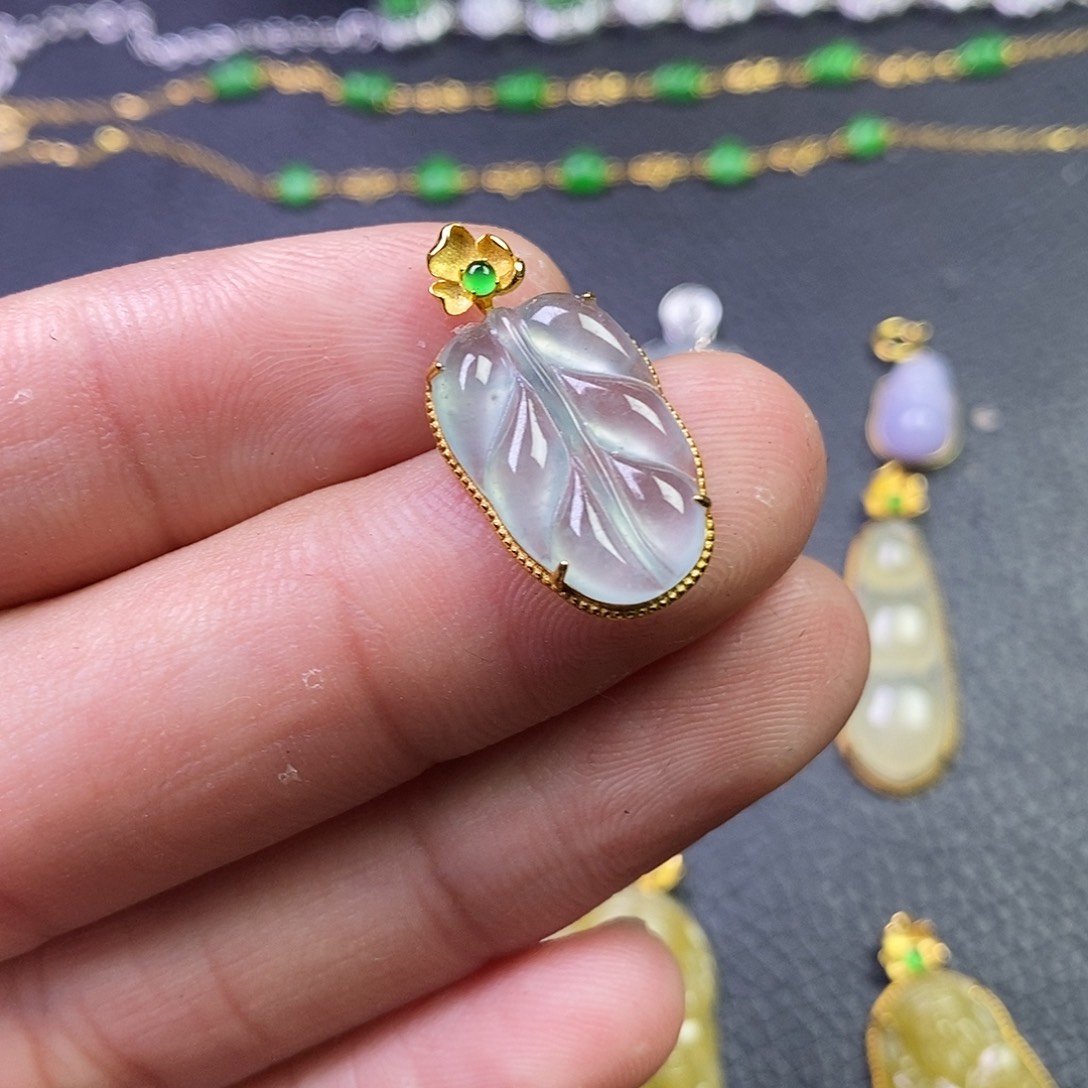 颈饰18K金镶嵌翡翠