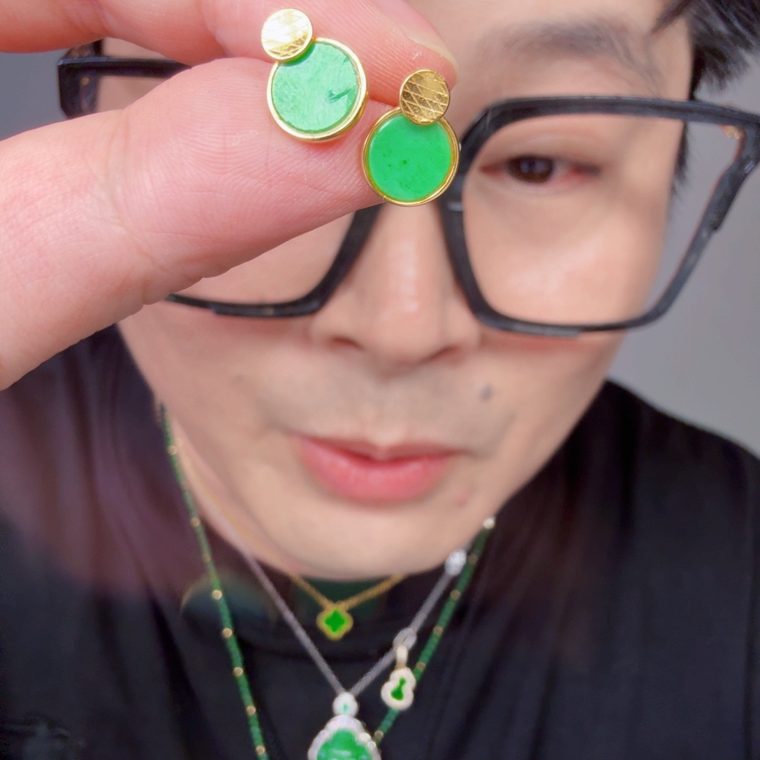 翡翠未镶嵌颈饰一对