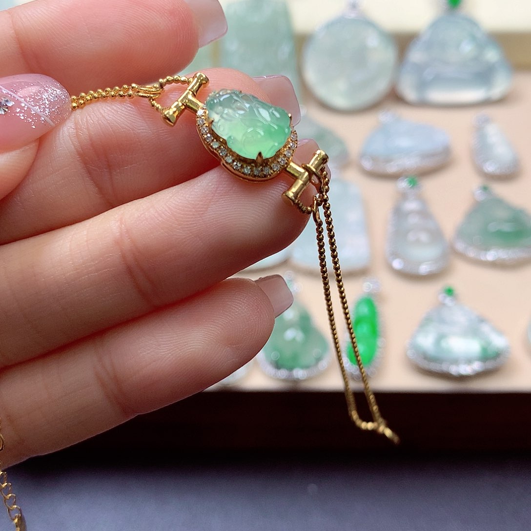 翡翠颈饰18K金镶嵌翡翠