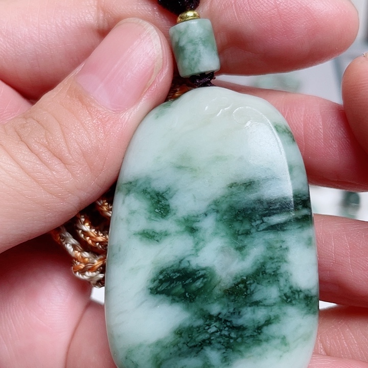 透闪石-蛇纹石玉未镶嵌颈饰