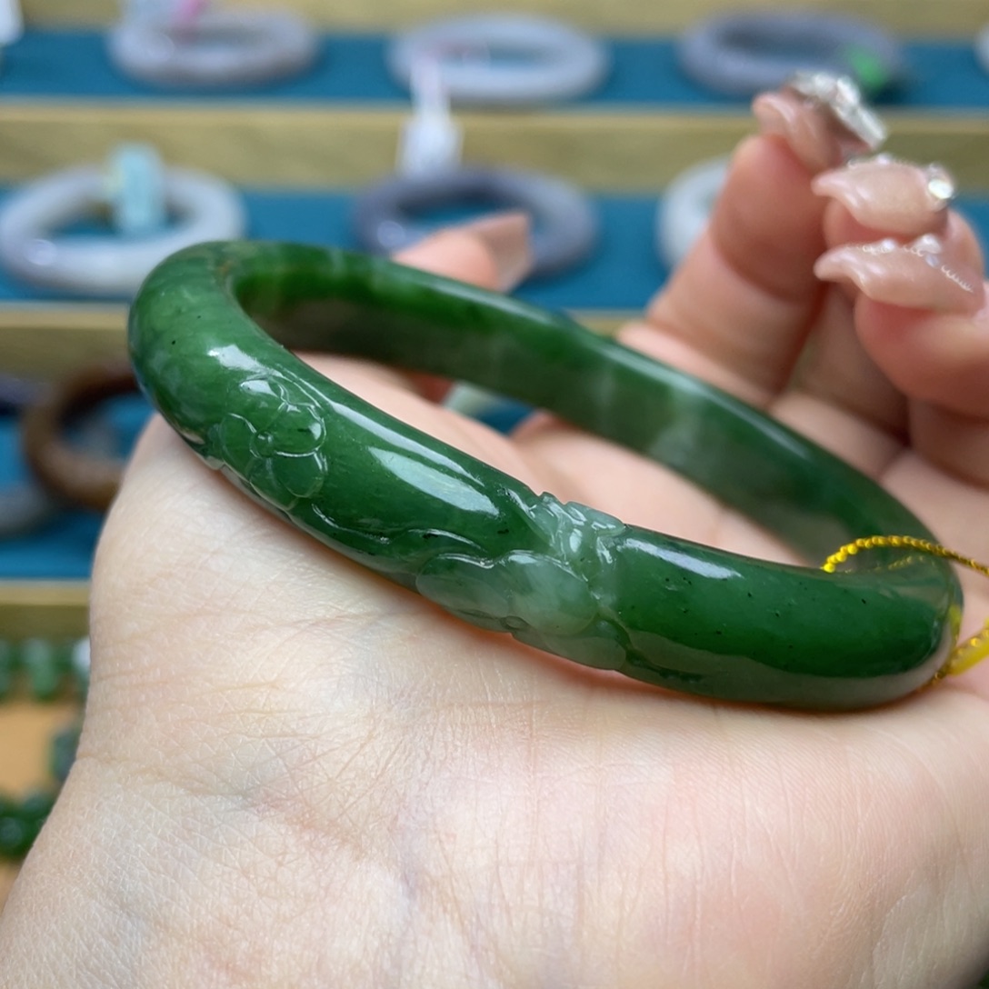 和田玉手镯62+圈口。编号43未镶嵌