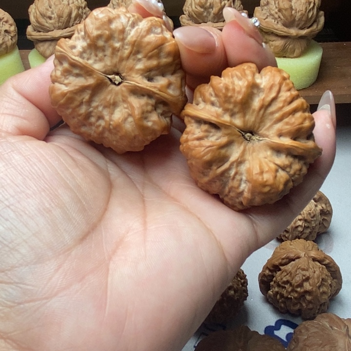 山***.大叶紫檀（黑酸枝木类）文玩核桃蛤蟆头