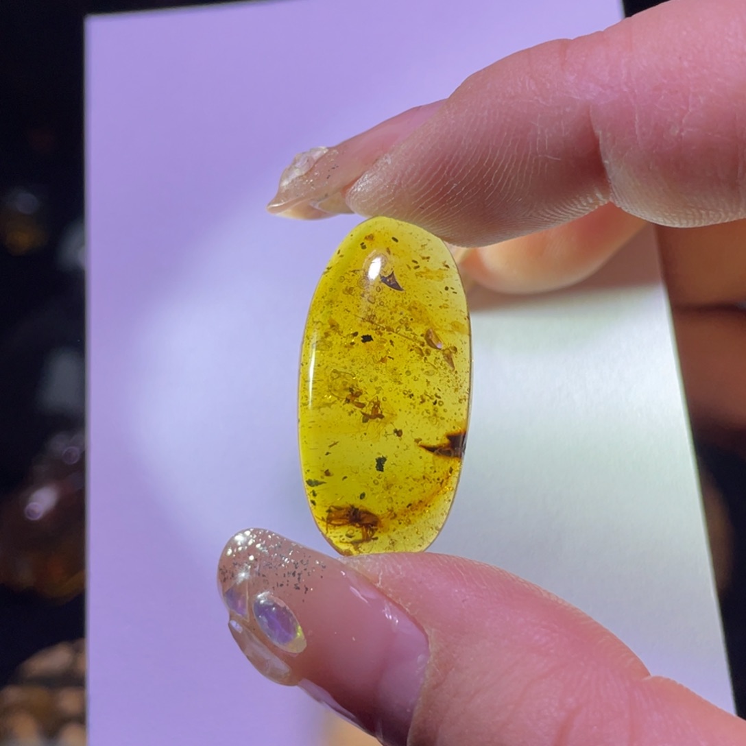 琥珀裸石未镶嵌。