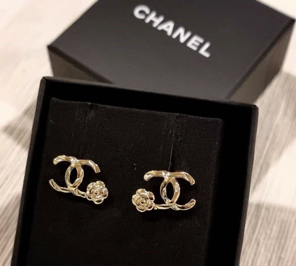 未使用 Chanel/香奈儿 手工坊系列金色山茶花双c耳钉/xm21732