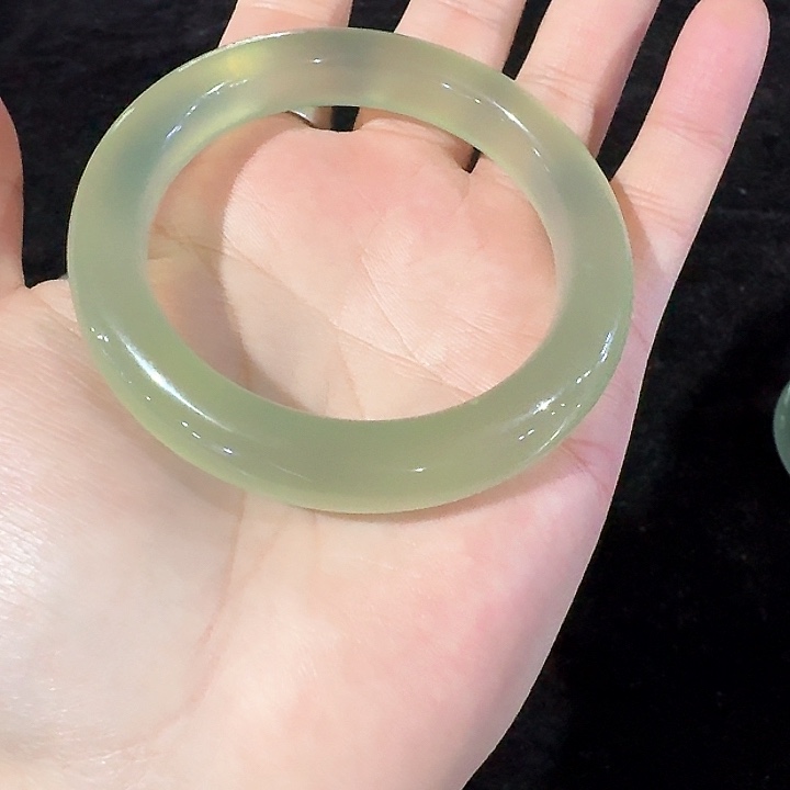 蛇纹石玉手镯未镶嵌