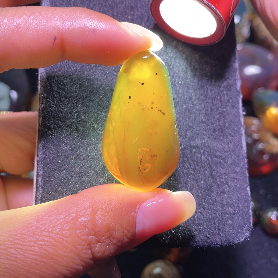 琥珀裸石未镶嵌？